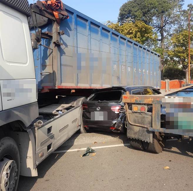 黑色小客车遭包夹。（翻摄照片／高雄洪靖宜传真）