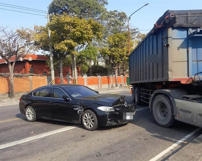 小港区发生5车连环撞。（翻摄照片／高雄洪靖宜传真）