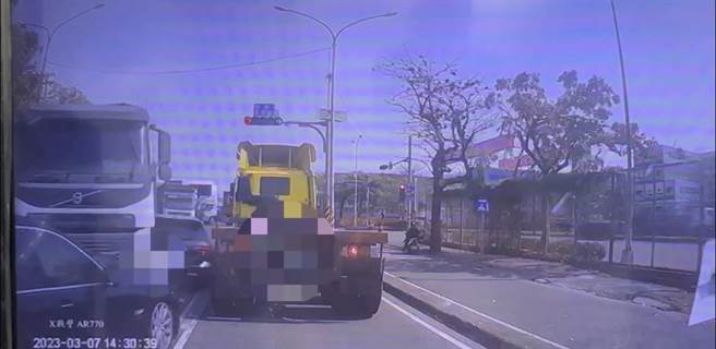 联结车撞向对向车道。（翻摄照片／高雄洪靖宜传真）