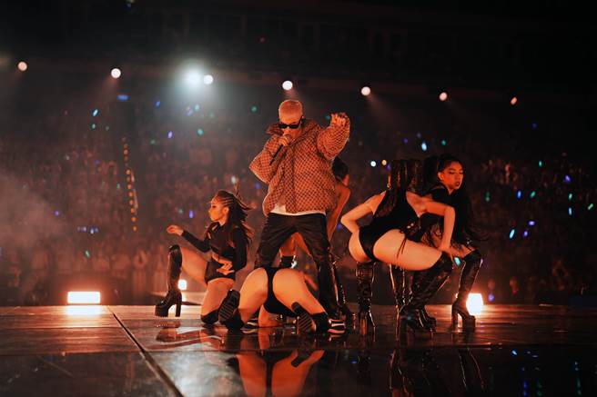 周汤豪开唱华人演唱会Twerk舞风，女舞者臀波荡漾，辣翻粉丝眼球。（环球音乐提供）