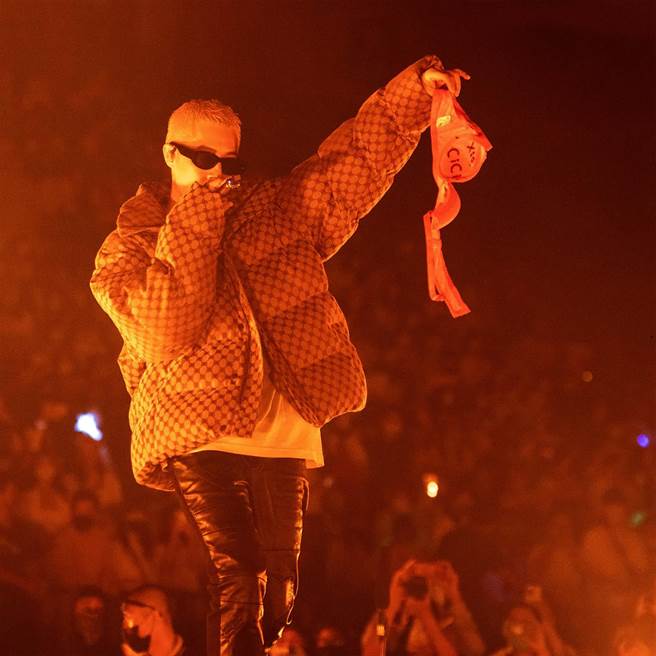 周汤豪舞台魅力超炸，女粉狂丢内衣示爱。（环球音乐提供）