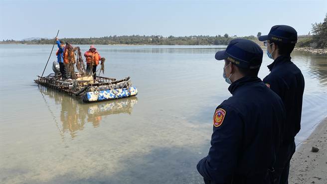 金管处今日协同内政部警政署员警执行慈湖非法网具查处工作，以维护野生动物及鸟类栖息环境。(于家麒摄)