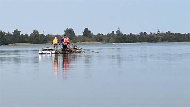 慈湖生态环境良好，各种鱼虾贝类资源丰富，常有民眾任意放置网具捕捉渔获，严重影响生态。(于家麒摄)