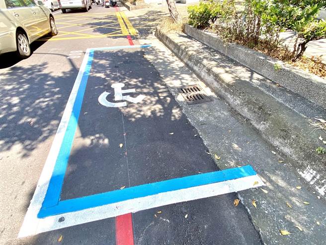 台中市政府交通局依照比例畫設身障車格，讓身障者們能方便停車。（市府提供／張亦惠台中傳真）