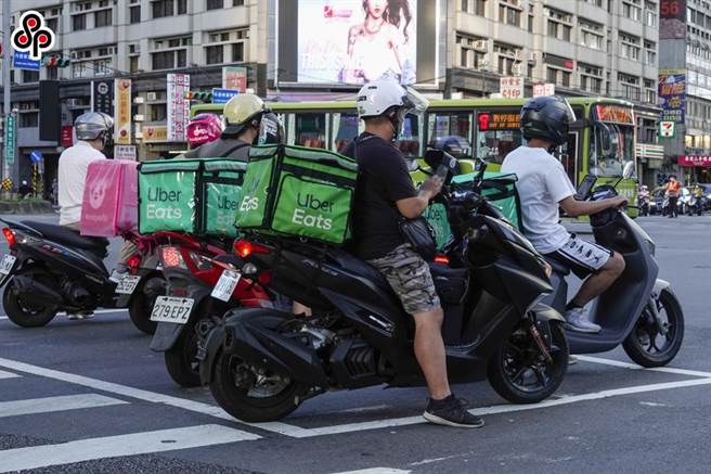 劳动部去年修正「外送作业安全卫生指引」，要求应为外送员投保第三人责任保险，两大外送平台至今以没有合适保单为由仍未为外送员投保。（报系资料照）