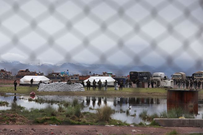 秘鲁国防部宣布有6名军人死亡。获救的军人说，他们5日在普诺区（Puno）伊拉韦市（Ilave）的反总统博鲁阿尔特（Dina Boluarte）政府示威活动上，遭手持弹弓与木棍的抗议群眾攻击。(图/路透社)