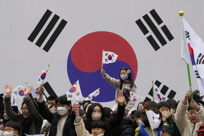 联合国与世界银行等国际机构虽尚未公布世界排名等结果，若直接比较韩国银行与台湾行政院主计总处公布数据，台湾人均GNI比韩国高出904美元，自2002年来首次超越韩国。 (图/美联社 ) 