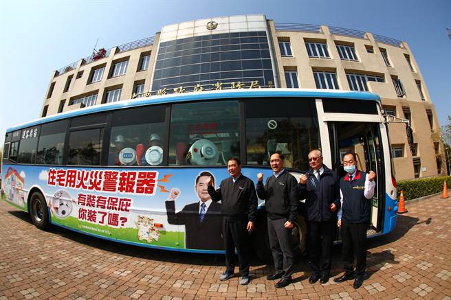 苗栗县长锺东锦谢苗栗客运刊登车体消防局公益广告。（苗栗县消防局提供／谢明俊苗栗传真）