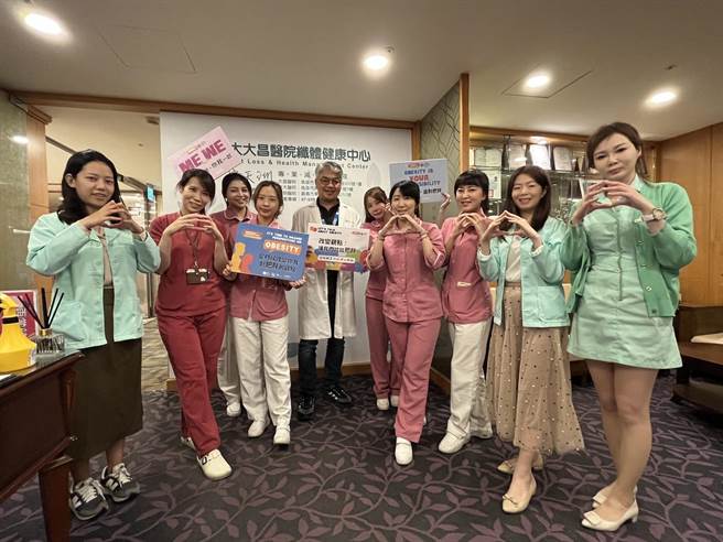 义大大昌医院纤体健康中心主任宋天洲（左五）率领医护团队，呼吁民眾正视肥胖问题。（义大医院提供／林瑞益高雄传真）