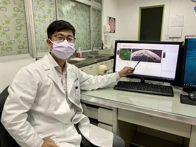 卫福部新营医院眼科医师沈奕勋叮咛，长期反覆的视网膜血管病变，恐造成视网膜色素细胞受损，永久影响视力。（新营医院提供／张毓翎台南传真）