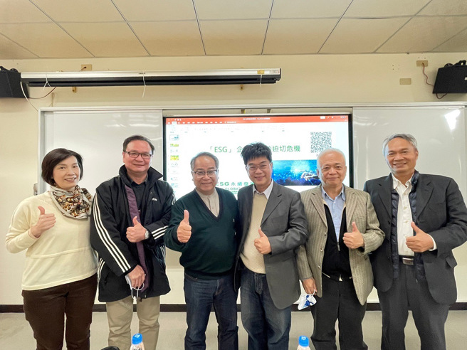 圣约翰科技大学举办「ESG企业存续的迫切危机」讲座，邀请 ESG永续发展协会执行长陈护木（右三）蒞临演讲。左起为主任秘书黄宝瑛、研发长陈国雄、圣约翰科大何副校长、ESG永续发展协会执行长陈护木、秘书长章钿及理事谢国雄。(照片/圣约翰科技大学提供)