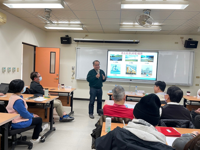 圣约翰科大何副校长期盼帮助校内教职员学习第二技能，除增加专业能力之外，也能协助各校友企业规划ESG，以强化企业永续经营及市场竞争能力。(照片/圣约翰科技大学提供)