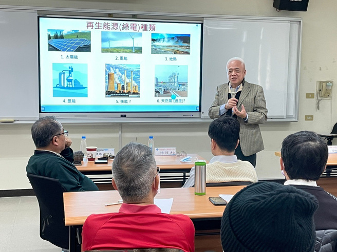 ESG永续发展协会秘书长章钿希望与学校携手合作培训教师，盼培育出一班子弟兵赴企业服务。(照片/圣约翰科技大学提供)