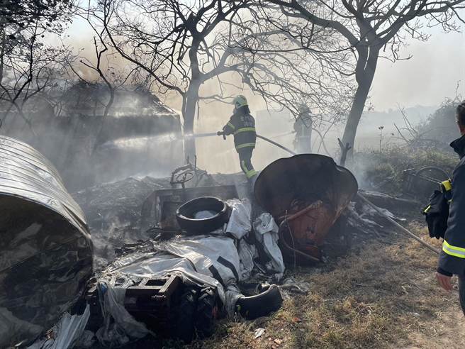 金门县斗门附近今日下午又发生火烧埔意外，消防局获报后立即出动6台消防车与16名警义消前往抢救。(图／金门县消防局提供)