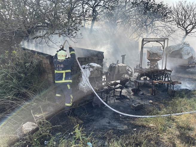 火势迅速于14分钟内控制，燃烧杂草面积约为400平方公尺，并有1栋废弃工寮及多台农用机具遭波及。(图／金门县消防局提供)
