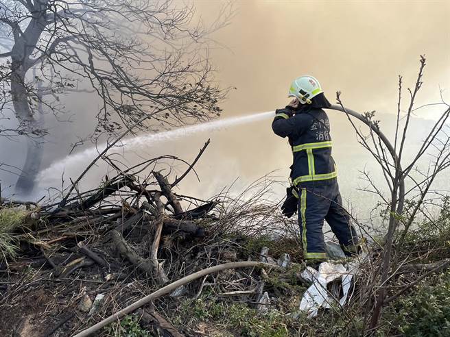 本月迄今金门地区已连续发生多起杂草燃烧案件，消防人员疲于奔命。(图／金门县消防局提供)