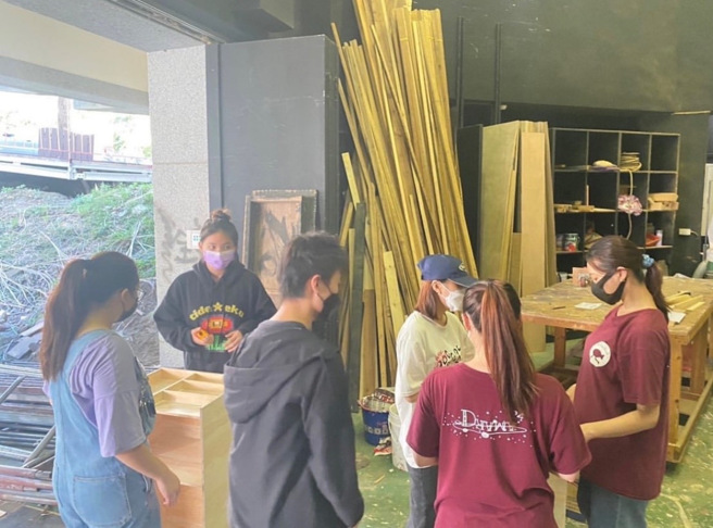 学子认真准备于4月的毕业公演《家家酒》。(照片/復兴高中提供)