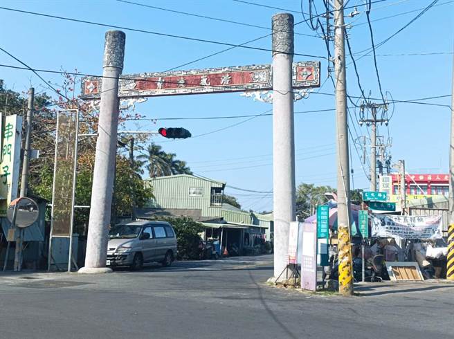 雲林縣北港運動公園旁保留1座日式鳥居，北港鎮公所將規畫整修。（張朝欣攝）