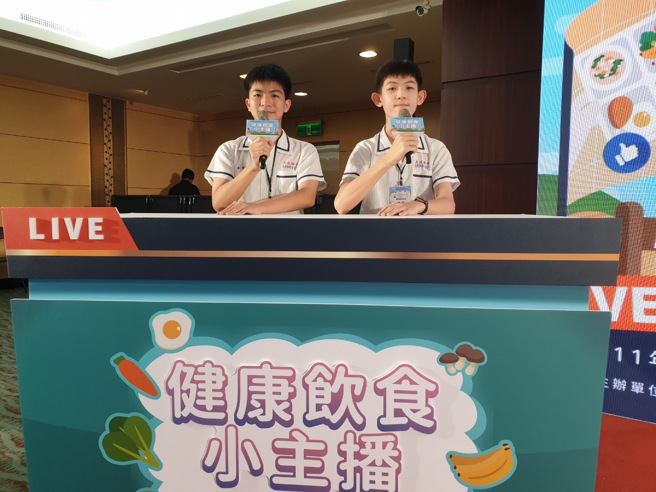 大成國中以大成廣播電台的雙主播宣導「低碳飲食由我做起」，由九年級黃彥鈞同學和林宥辰同學聯手勇奪全國第一名。(照片/臺南市教育局提供)
