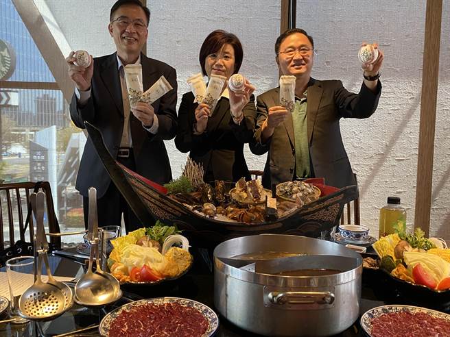 溫十八溫體牛火鍋」推出「吃冰棒、挺強棒」持票根免費請吃冰棒等系列經典賽促銷活動。（馮惠宜攝）