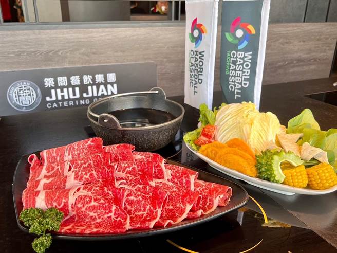 築間幸福鍋物台中門店即日起到3月底持經典賽票根贈送牛、豬、雞等9選1菜品。（築間幸福鍋物提供／馮惠宜台中傳真）