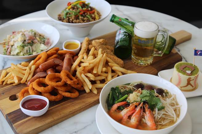 裕元花園酒店玫瑰烘焙坊星級甜點主廚也設計應景棒球賽造型甜點。（裕元花園酒店提供／馮惠宜台中傳真）★《中時新聞網》關心您：飲酒過量，有礙健康。酒後不開車，安全有保障！