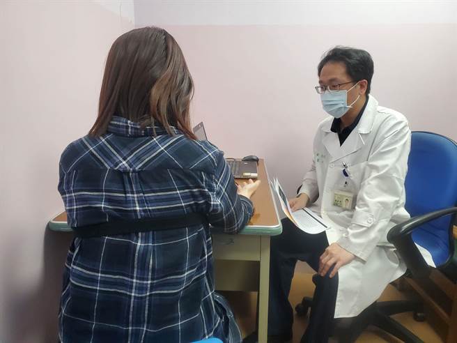 臺大云林分院心身医学中心主任黄伟烈（右）研究「身体症状障碍症」，发现与脑部前扣带迴区域的杂讯过滤功能欠佳有关。（周丽兰摄）