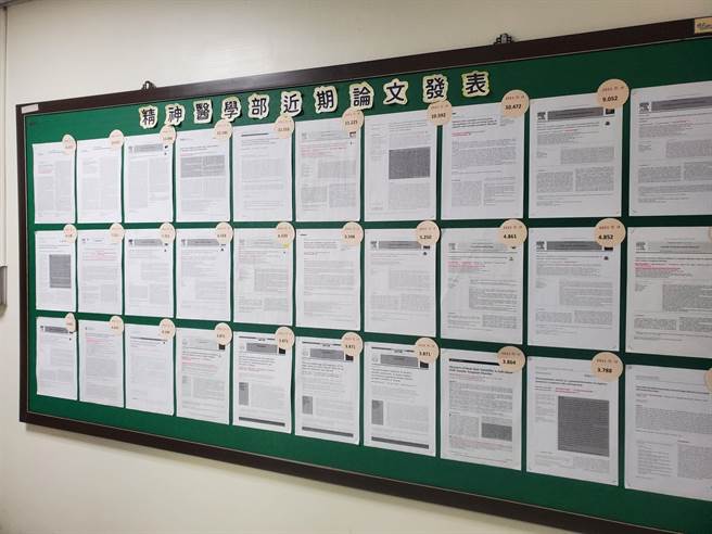 臺大云林分院心身医学中心主任黄伟烈与新竹分院精神科主任廖士程等人的研究成果获得亚洲精神医学、精神医学研究、心理治疗与心身医学、综合精神医学等学术期刊刊登。（周丽兰摄）