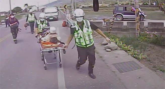 76岁阿嬷酒后跌落大排水沟中，消防人员赶到急救送医。（花莲消防局提供）