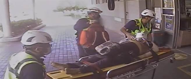 酒后摔落大排水沟中，紧急送到玉里慈济医院急救。（花莲消防局提供）