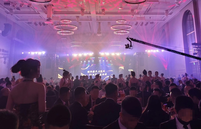 竹联帮明仁会昨(6)日在台北市中山区大直万豪酒店预定85桌，并请来艺人献唱，以及170旗袍辣妹迎宾、桌边服务。（读者提供）