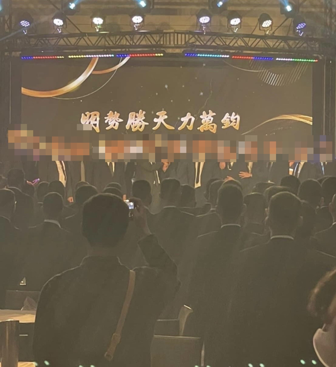 竹联帮明仁会昨(6)日在台北市中山区大直万豪酒店预定85桌，并请来艺人献唱，以及170旗袍辣妹迎宾、桌边服务。（读者提供）