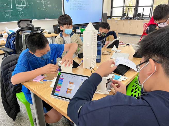 嘉义市学子玩AI设计，认识菸害。（嘉义市政府提供／廖素慧嘉市传真）★《中时新闻网》关心您：吸菸有害健康！戒菸专线：0800-636363。