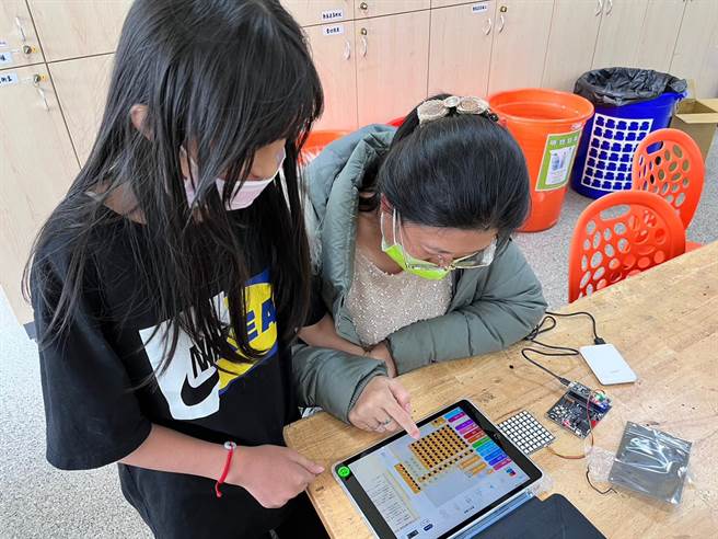 嘉义市学子体验AI设计防制菸害。（嘉义市政府提供／廖素慧嘉市传真）★《中时新闻网》关心您：吸菸有害健康！戒菸专线：0800-636363。