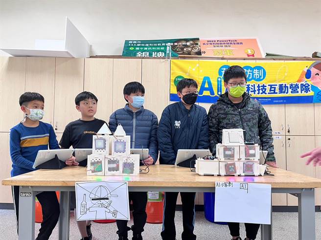 嘉义市学子体验AI设计菸害防制，展示成果。（嘉义市政府提供／廖素慧嘉市传真）★《中时新闻网》关心您：吸菸有害健康！戒菸专线：0800-636363。