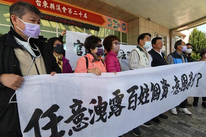 台东市仁昌街住户今天到县议会拉白布条抗议县府「泄露个资」。（庄哲权摄）