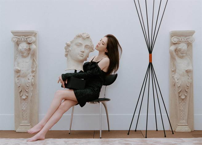 许玮宁正在练习如何面对人生情感与生命变化的转移。（Bella侬侬杂志提供）