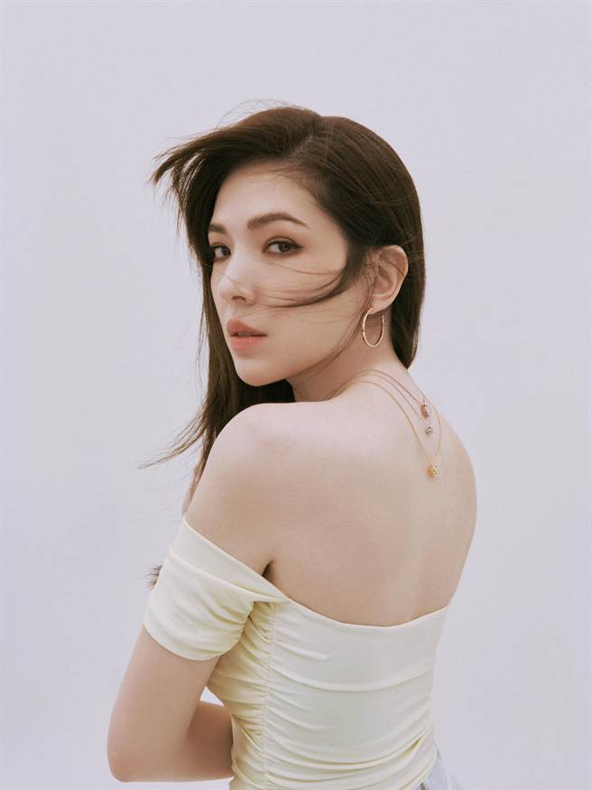 许玮宁正在练习如何面对人生情感与生命变化的转移。（Bella侬侬杂志提供）