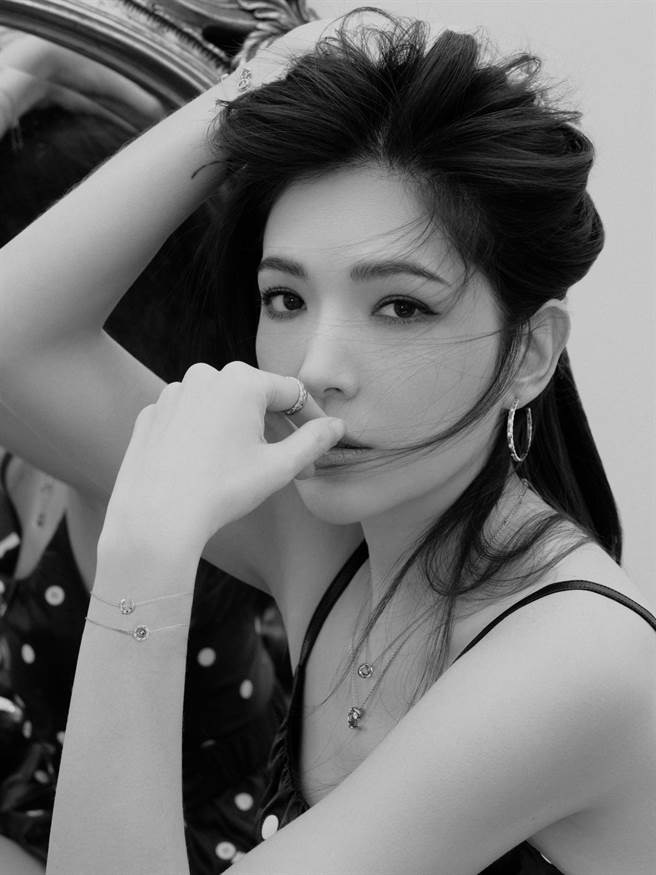 许玮宁正在练习如何面对人生情感与生命变化的转移。（Bella侬侬杂志提供）