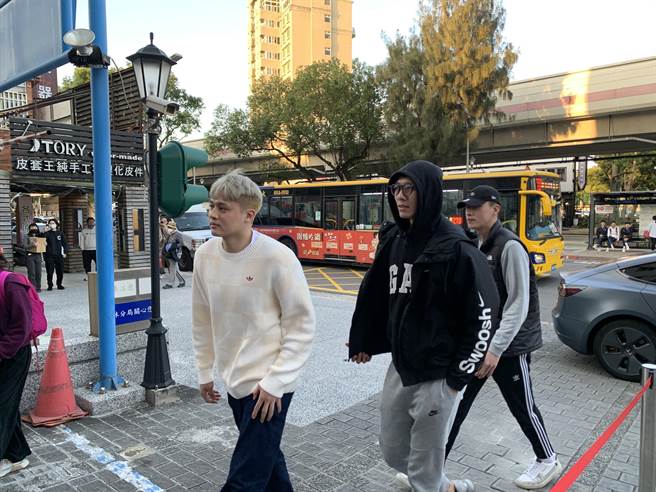 球员卢捷闵（左起）、罗振峰、 曾品富。（翻摄画面）