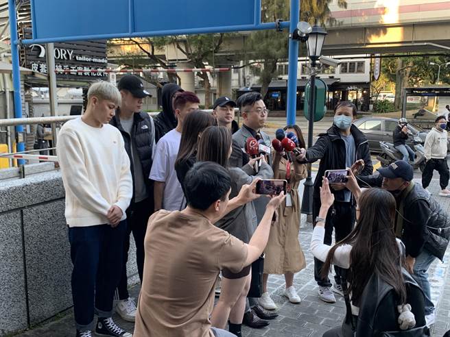 士林警分局传唤陈孝榕（红色头髮）等5名球员。（翻摄画面）