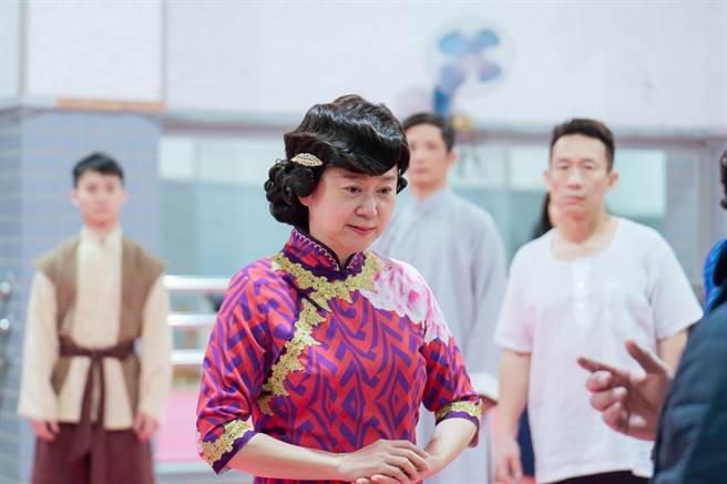 飾演「二大媽」的王月慶幸自己有答應參與演出。（寬宏藝術提供）