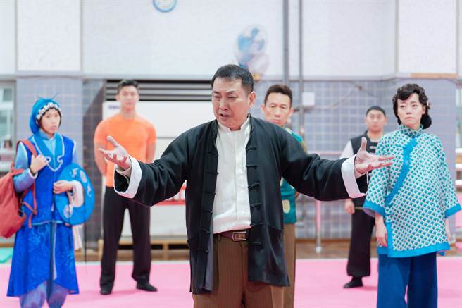 屈中恆飾演難度很高的「李國修」。（寬宏藝術提供）