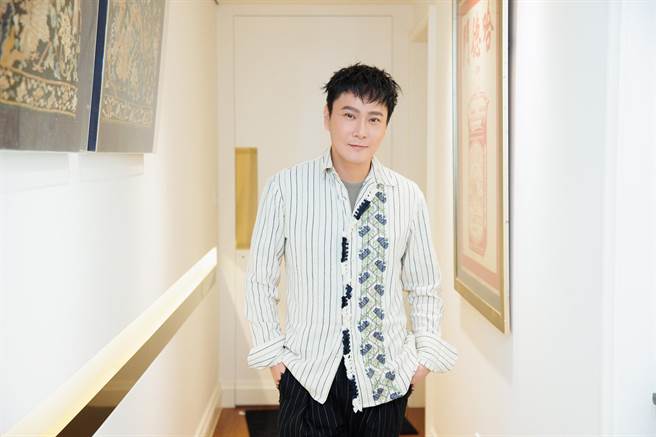 張信哲將迎來56歲生日，同事日前送上慶生驚喜。（潮水音樂提供）