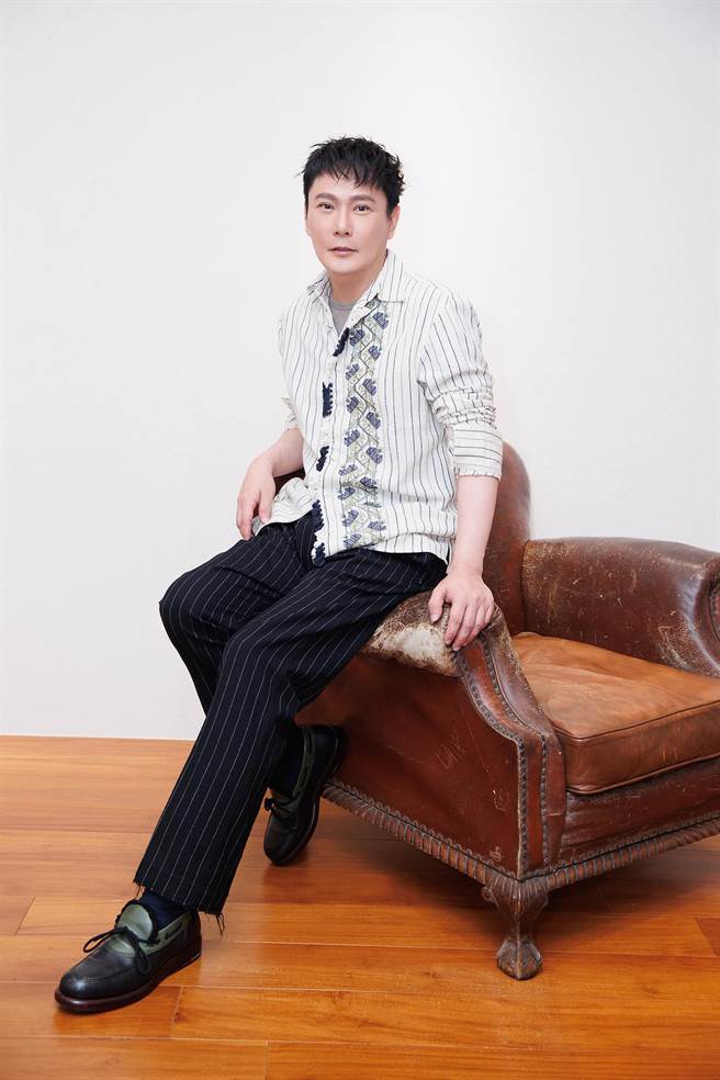 張信哲日前返台，開心與同事聚餐。（潮水音樂提供）