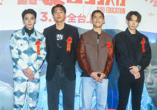 柯震东（右起）、朱轩洋、蔡凡熙、宋柏纬一同出席首映会。（粘耿豪摄）
