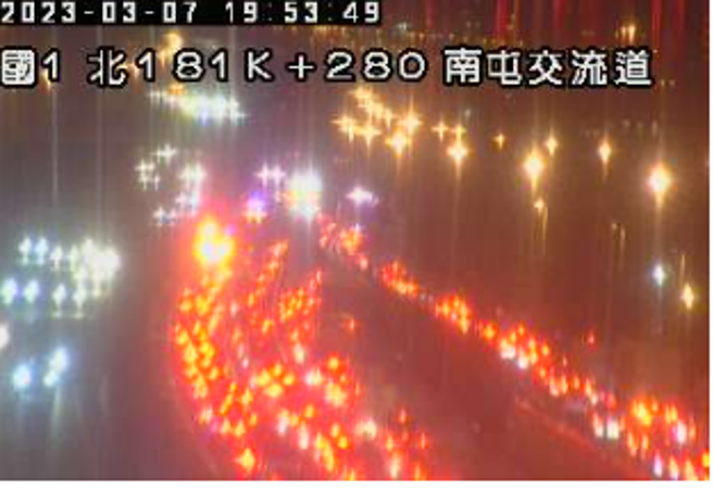 今天（7日）晚間7時許，國道1號中山高南屯交流道南向182.3km發生事故，目前車輛幾乎靜止嚴重堵塞，請駕駛人耐心駕駛。（簡銘柱翻攝）