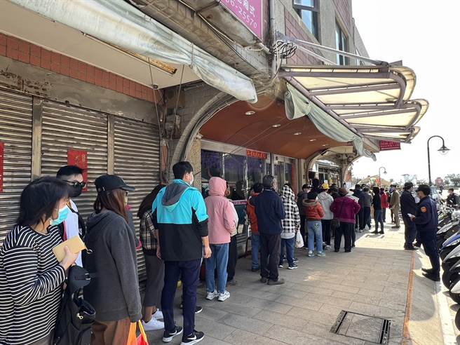 南竿配送的鸡蛋由农会信用部协助贩售，没有限制购买数量，现场排队超过200公尺。（民眾提供）