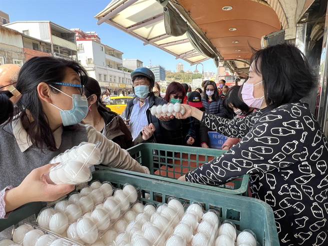 有民眾已经一个礼拜没买到蛋，这次成功买到，非常兴奋。（民眾提供）