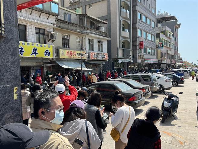 首批鸡蛋终于在今（7）日下午运抵北竿、莒光及东引各乡公所，吸引大批民眾前来抢购，排队人龙没断过。（民眾提提供）